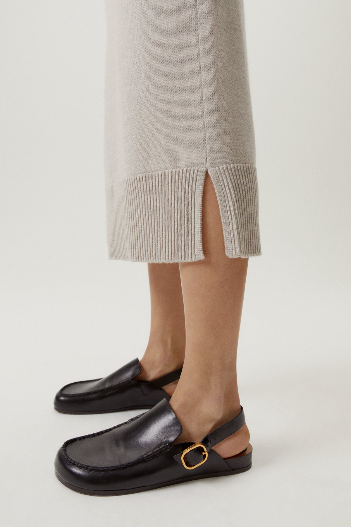 the merino wool skirt greige