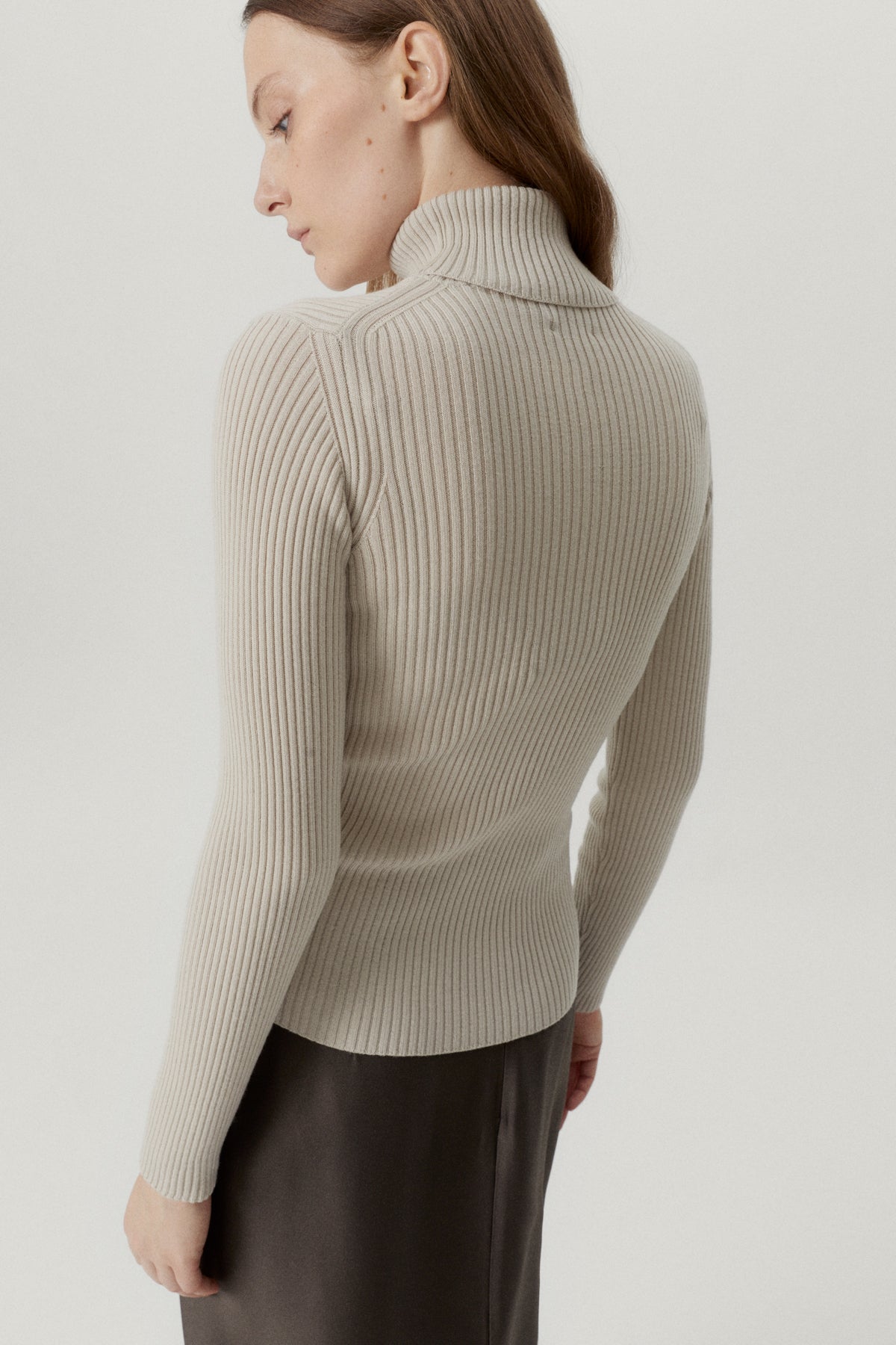 the merino wool ribbed roll neck pearl