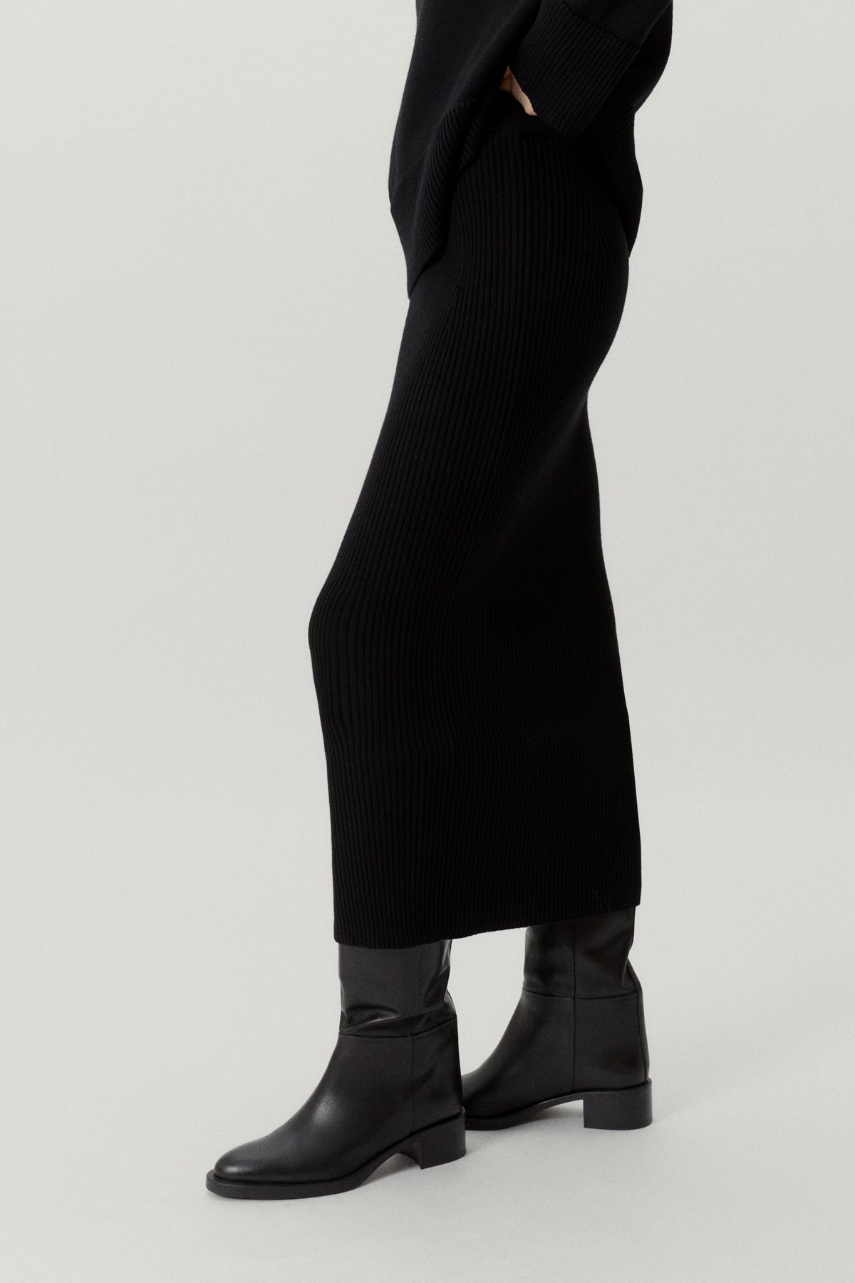 the merino wool ribbed skirt black