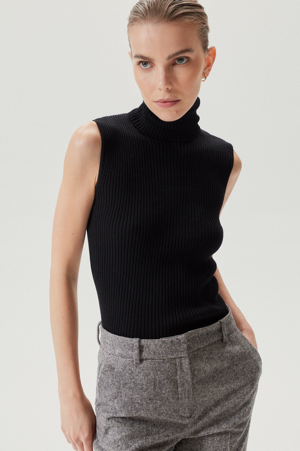 the merino wool roll neck top black