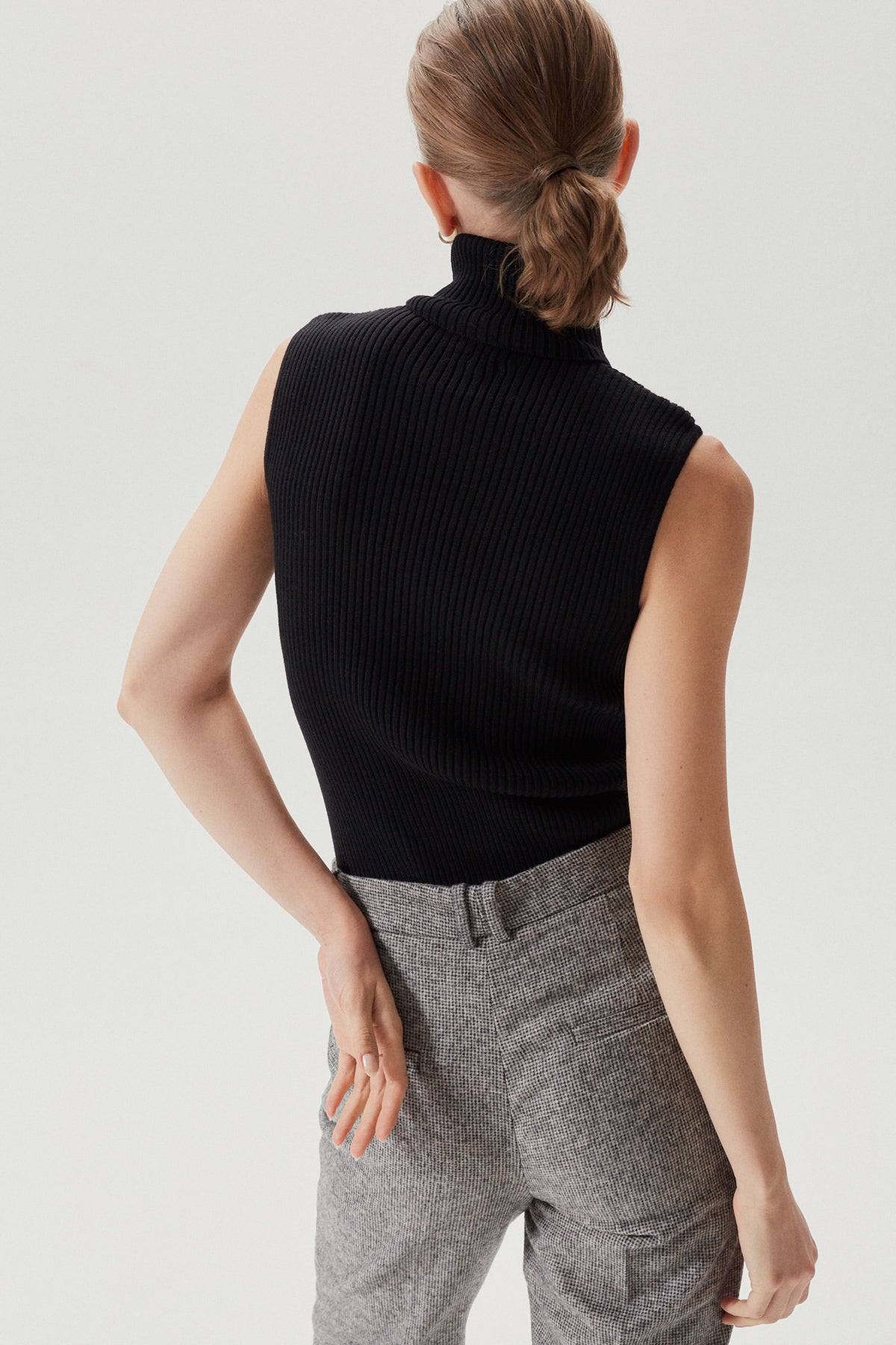 the merino wool roll neck top black