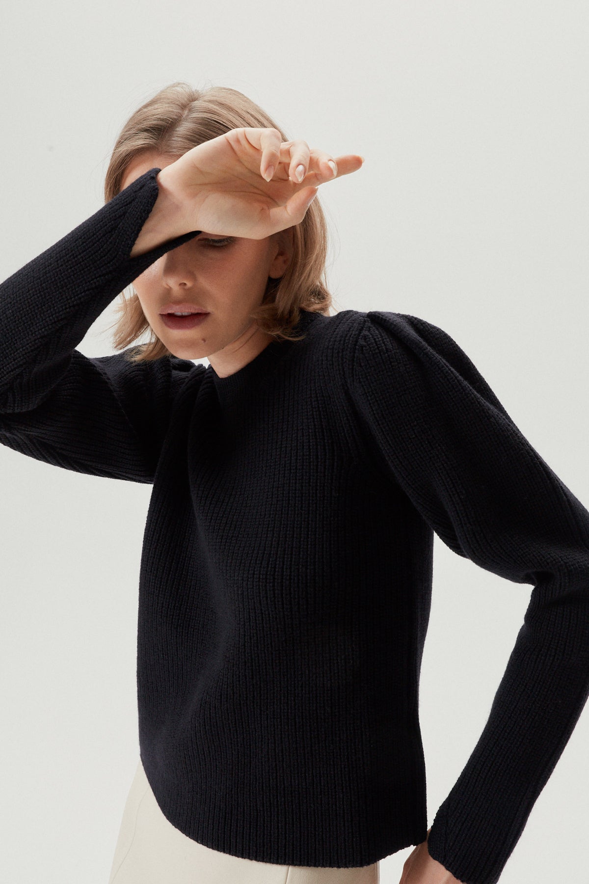 the merino wool sweater with pinces black