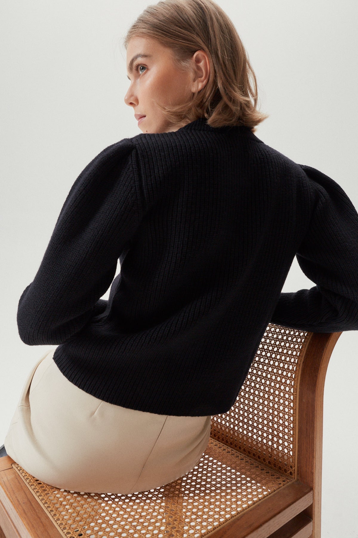 the merino wool sweater with pinces black