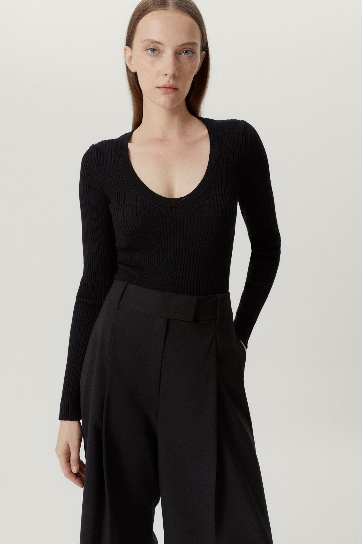 the merino wool u neck sweater black