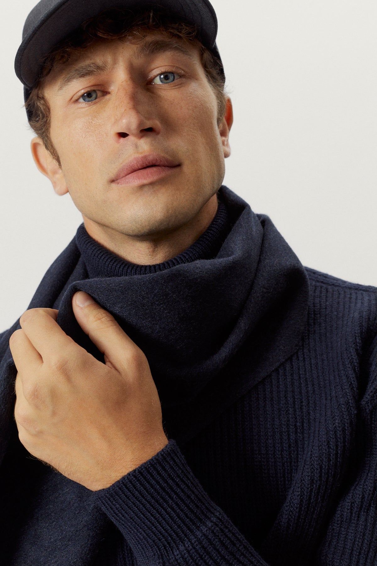 the regenerated cashmere scarf dark blue