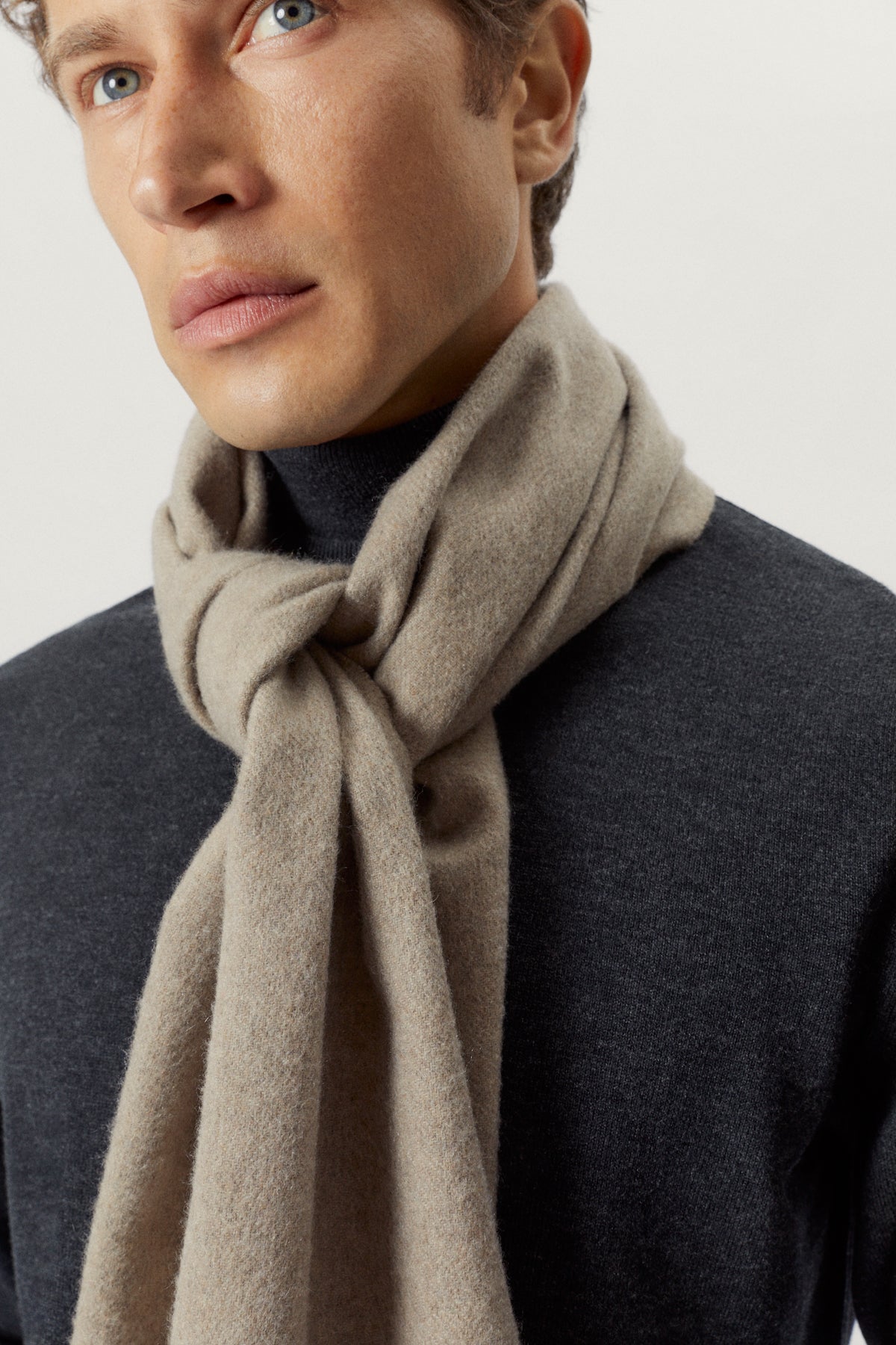 the regenerated cashmere scarf beige