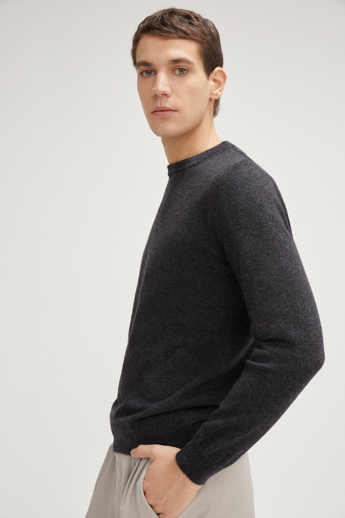 the superior cashmere classic round neck charcoal grey