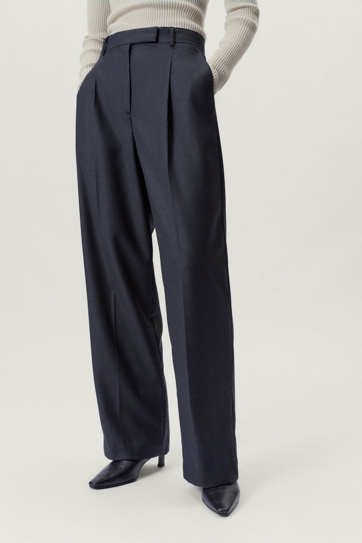 the wool tailored pants with pinces w anthracite grey