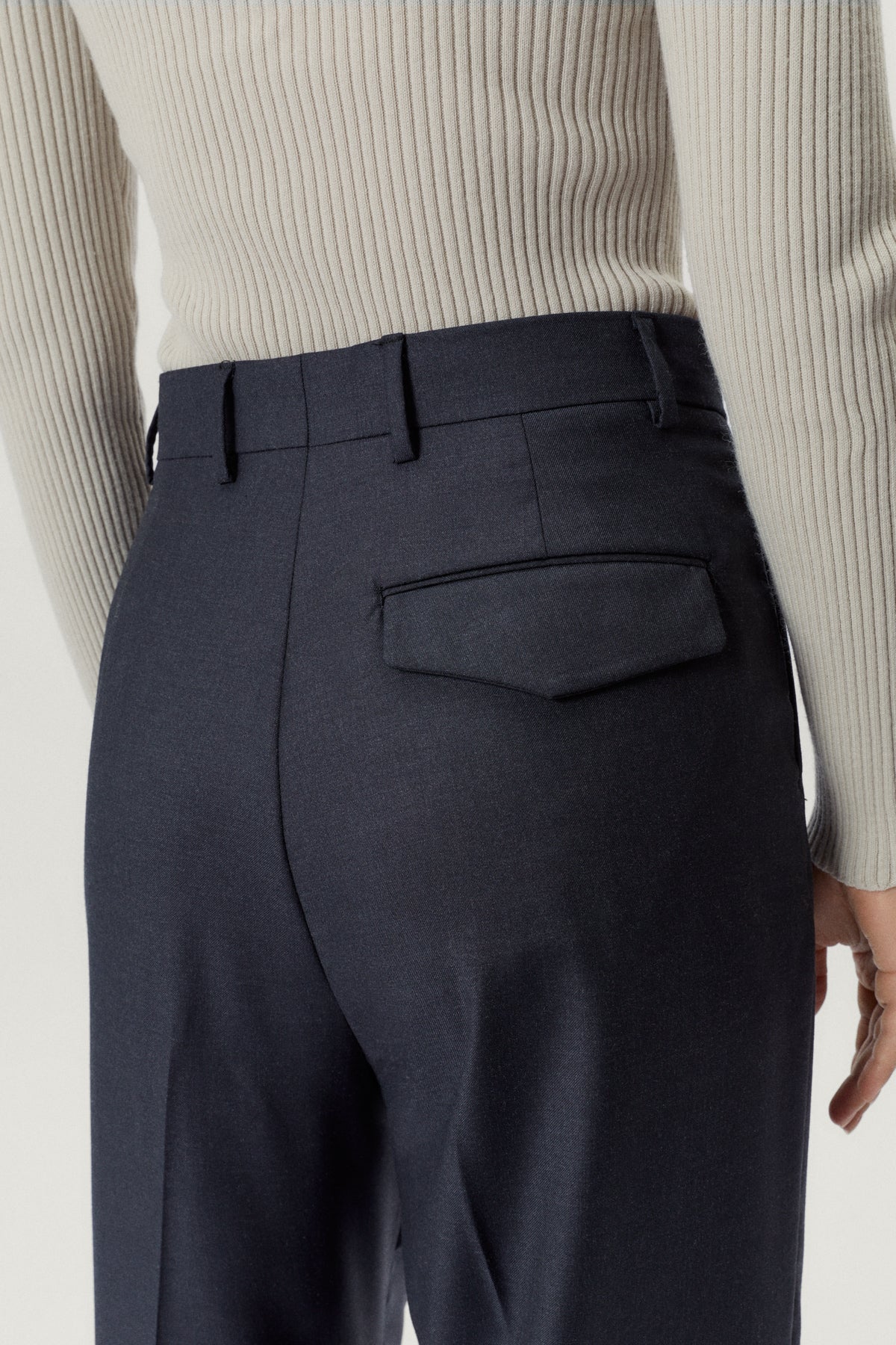 the wool tailored pants with pinces w anthracite grey
