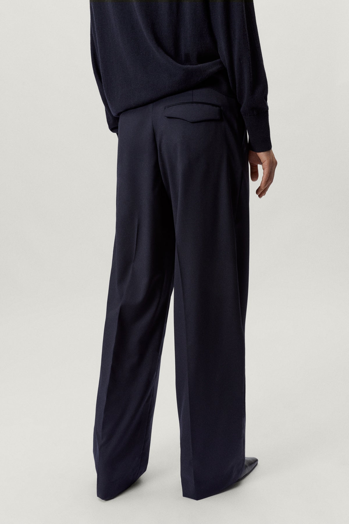 the wool tailored pants with pinces w blue navy