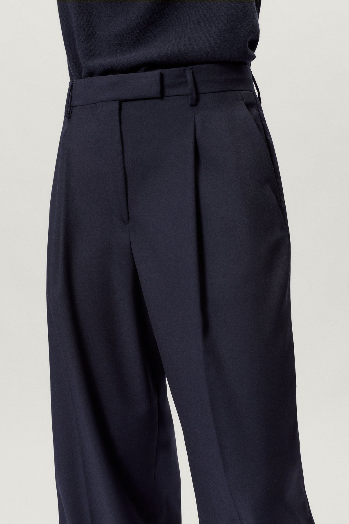 the wool tailored pants with pinces w blue navy