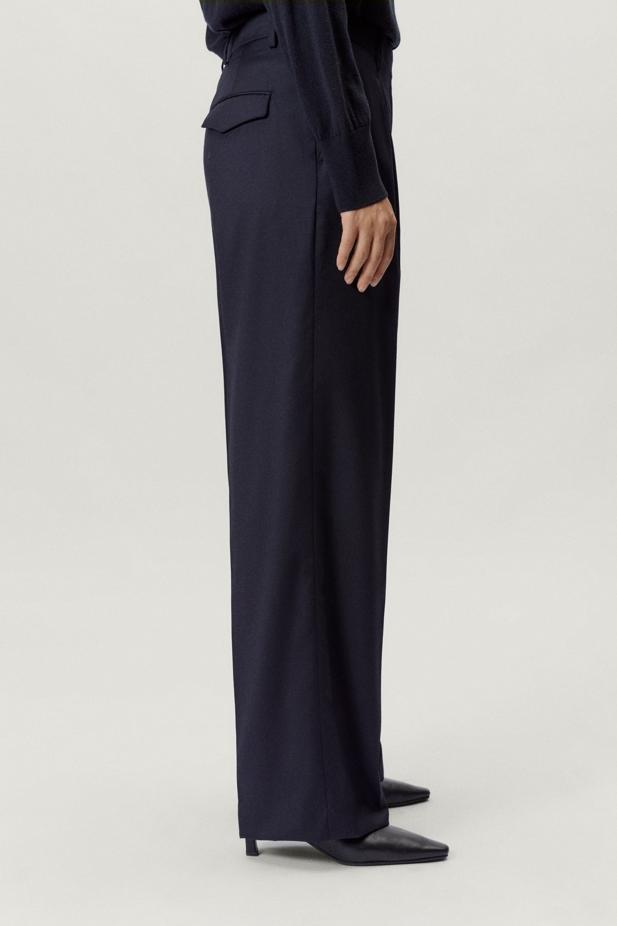 the wool tailored pants with pinces w blue navy