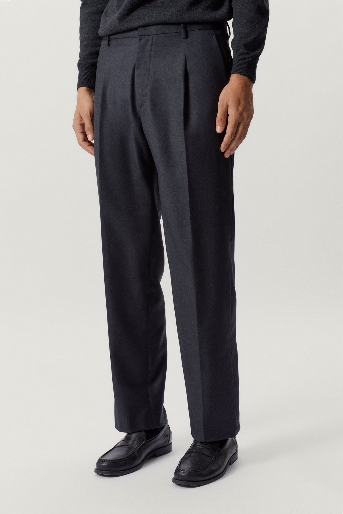 the wool tailored pants with pinces anthracite grey