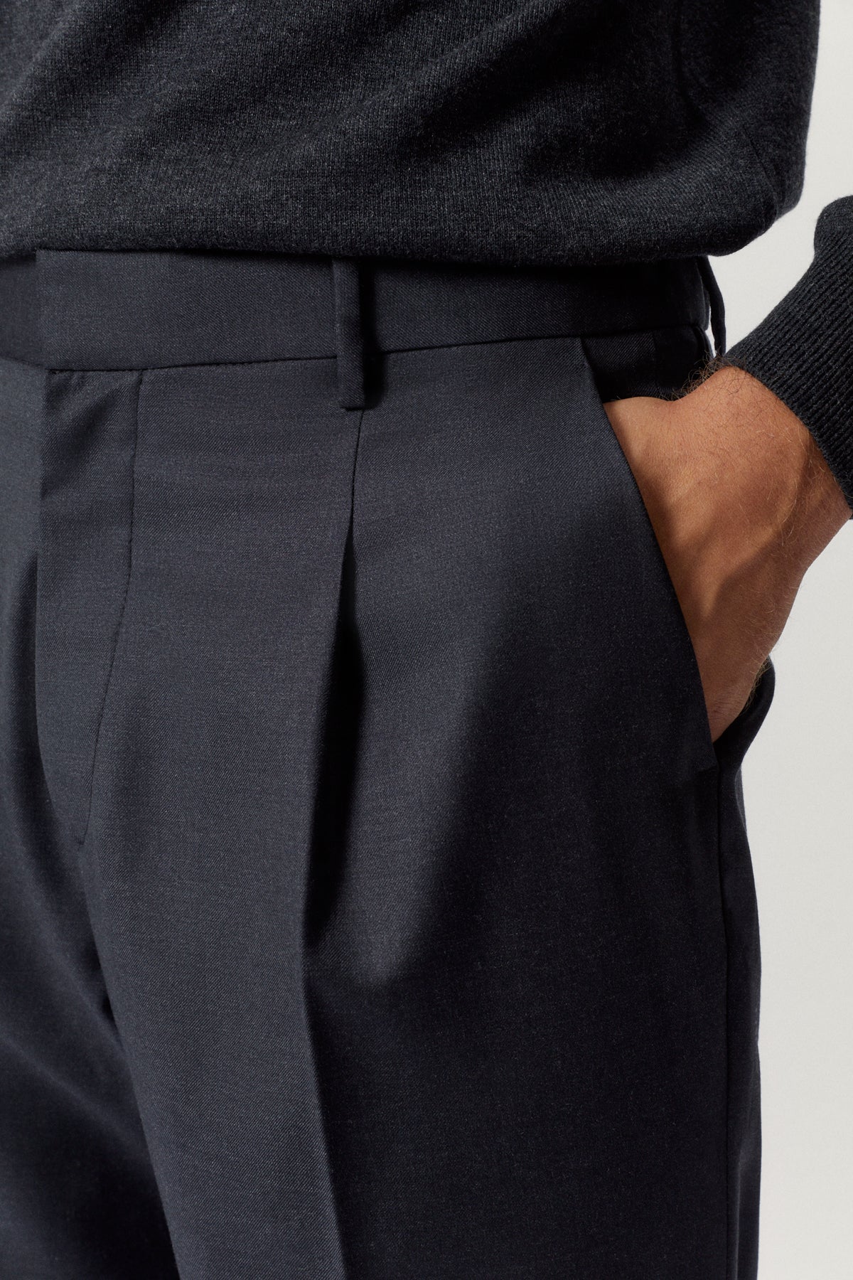 the wool tailored pants with pinces anthracite grey