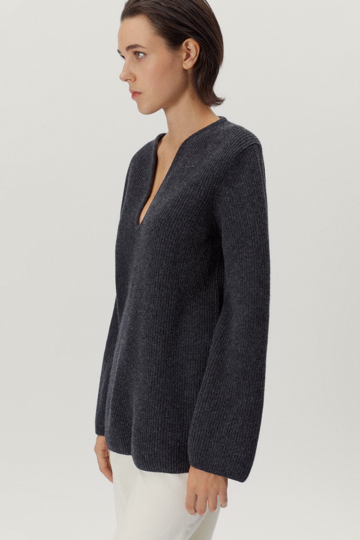 the woolen oversize v neck ash grey