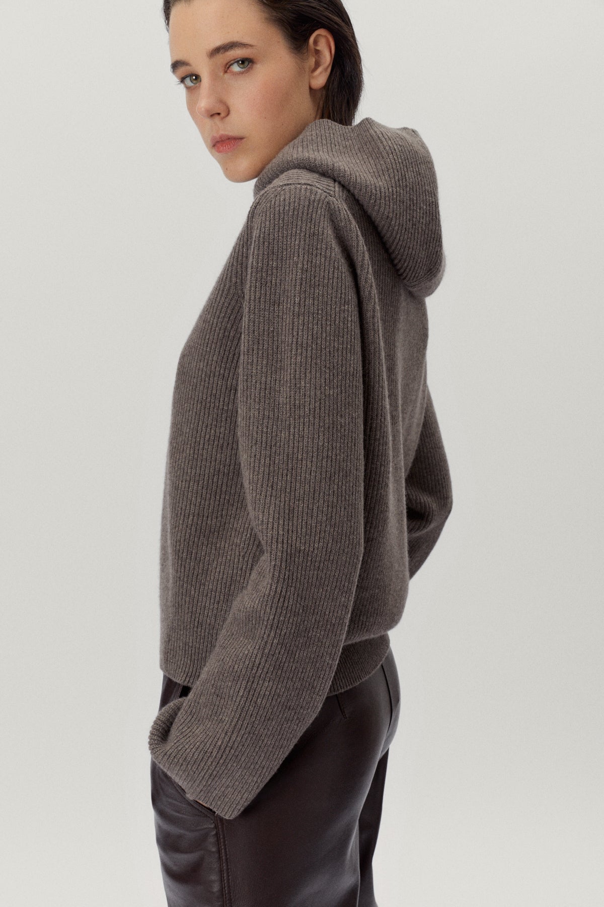 the woolen ribbed hoodie w taupe