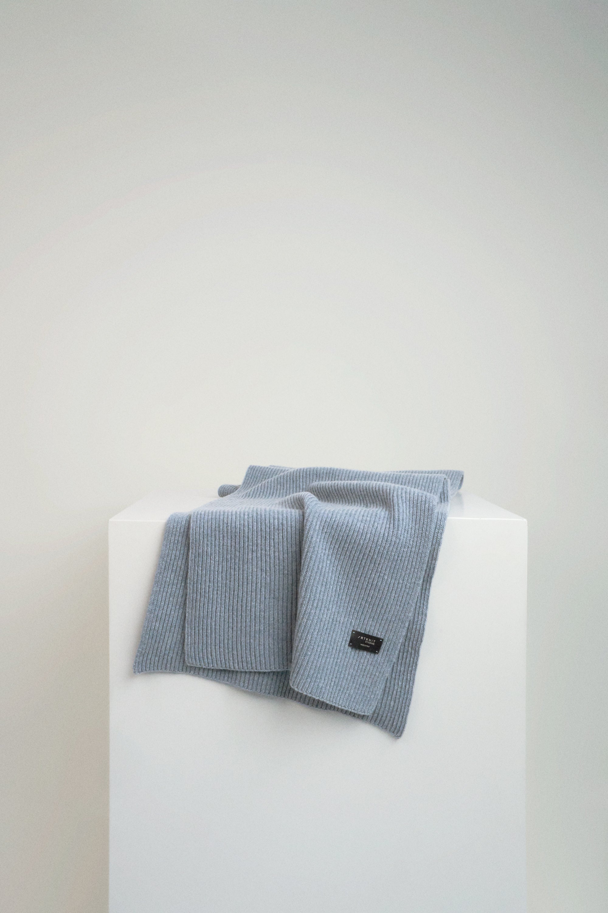 The Woolen Ribbed Scarf ash blue