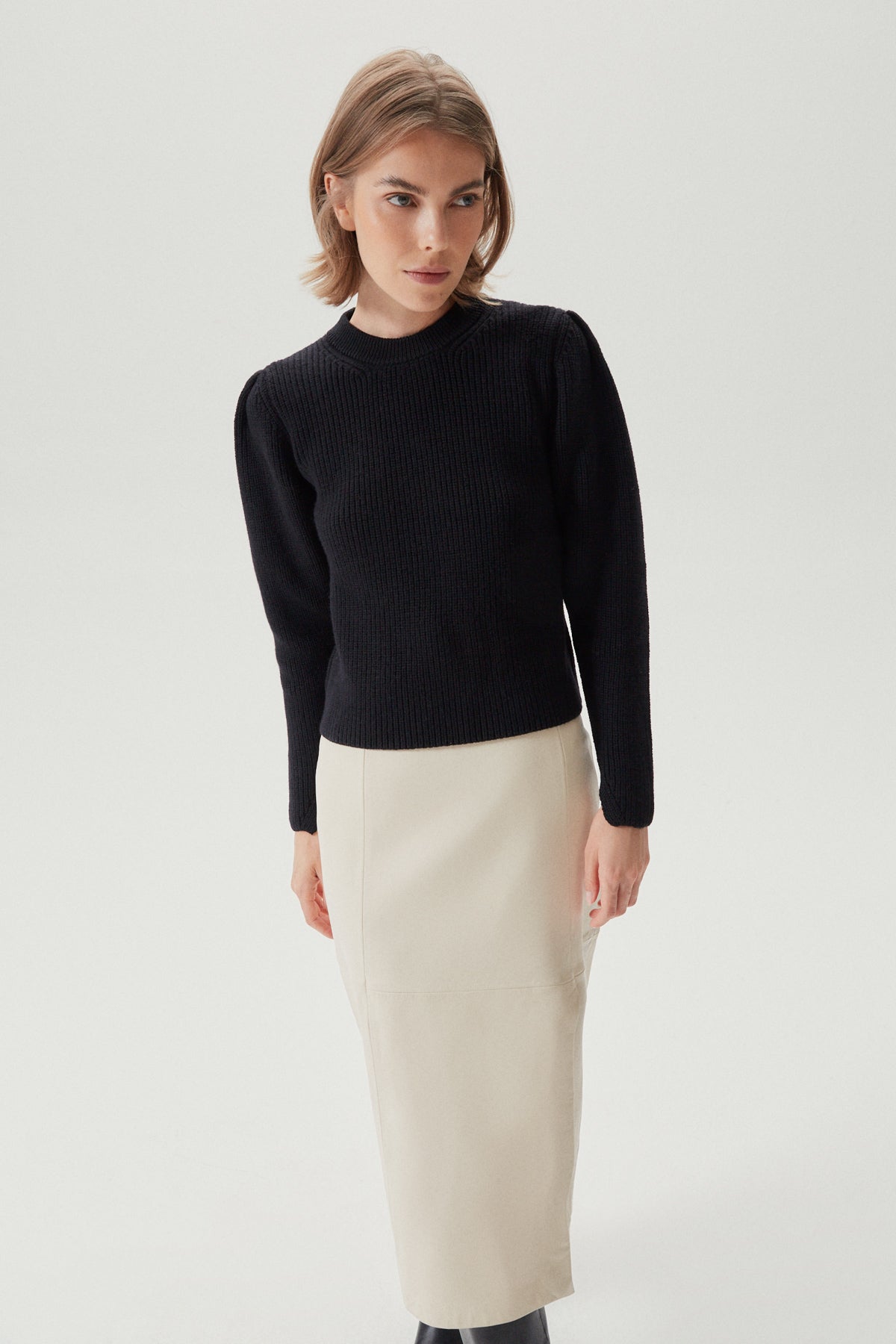 Black | The Merino Wool Sweater with Pinces